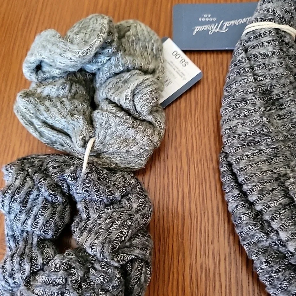 Universal Thread Hair Accessories NWT‎ 3 Piece Bundle Hair Scrunchies & Headwrap
